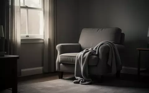 Ein stilles, leer wirkendes Wohnzimmer mit weichem Tageslicht, das eine nachdenkliche und melancholische Atmosphäre vermittelt. - Foto: über boerse-global.de