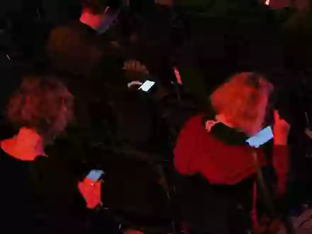 Menschen mit Smartphone in der Hand (Archiv) - Foto: via dts Nachrichtenagentur