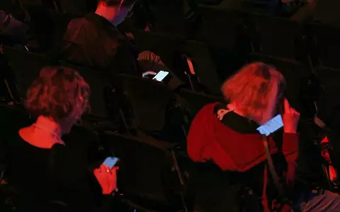 Menschen mit Smartphone in der Hand (Archiv) - Foto: via dts Nachrichtenagentur