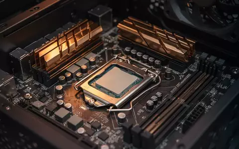 Detailaufnahme eines modernen Computer-Mainboards mit Fokus auf den CPU-Sockel und die elektronischen Komponenten. - Foto: über boerse-global.de