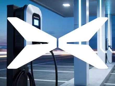 Moderne Ladestation für Elektrofahrzeuge in einer minimalistischen Garage bei Dämmerung. - Foto: über boerse-global.de
