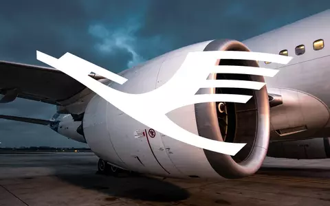 Ein modernes Flugzeugtriebwerk bei dämmrigem Licht auf einem Rollfeld als Symbol für die aktuelle Lage der Luftfahrtbranche. - Foto: über boerse-global.de
