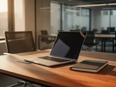 Ein moderner, aufgeräumter Büroarbeitsplatz mit Laptop und Notizbuch bei natürlichem Sonnenlicht. - Foto: über boerse-global.de