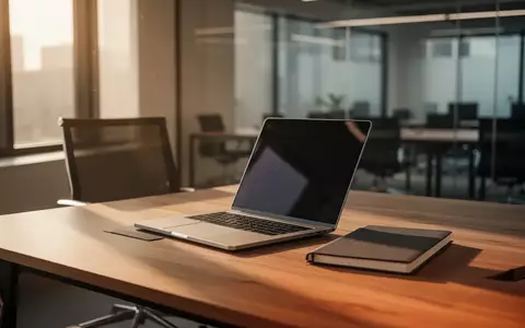 Ein moderner, aufgeräumter Büroarbeitsplatz mit Laptop und Notizbuch bei natürlichem Sonnenlicht. - Foto: über boerse-global.de