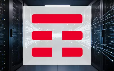 Abstraktes Bild eines modernen Glasfaser-Netzwerkknotens in einem Serverraum mit blauer Beleuchtung. - Foto: über boerse-global.de