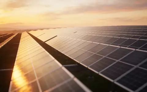 Moderne Solarpaneele in einem Solarpark bei Sonnenuntergang - Foto: über boerse-global.de