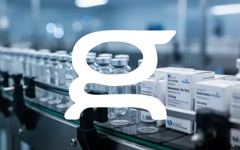 Moderne pharmazeutische Produktionsanlage mit Glasfläschchen auf einem Fließband in klinischer Umgebung. - Foto: über boerse-global.de