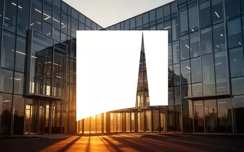 Moderne Glasarchitektur bei Sonnenuntergang als Symbol für finanzielles Wachstum und Stabilität. - Foto: über boerse-global.de