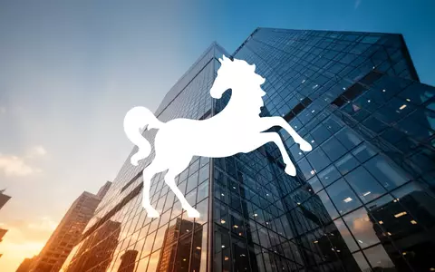 Moderne Glasfassade eines Bürogebäudes bei Sonnenuntergang als Symbol für den internationalen Finanzmarkt. - Foto: über boerse-global.de