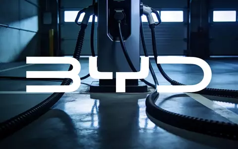 Moderne Ladestation für Elektrofahrzeuge in einer minimalistischen, atmosphärisch beleuchteten Industriehalle. - Foto: über boerse-global.de