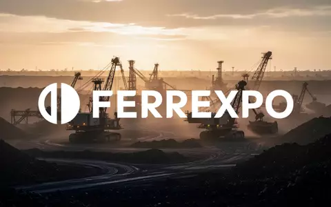 Industrielles Tagebaugelände bei Sonnenaufgang mit schweren Maschinen in einer weitläufigen Bergbaulandschaft. - Foto: über boerse-global.de