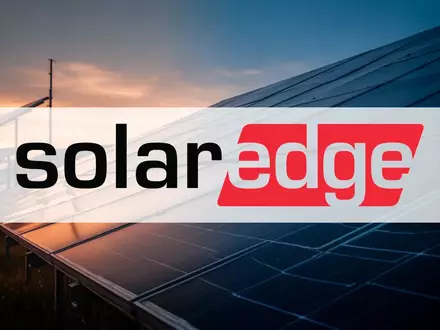 Moderne Solarpaneele in einer Solaranlage bei Sonnenaufgang, symbolisierend die aktuelle Marktsituation im Energiesektor. - Foto: über boerse-global.de