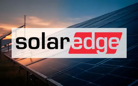 Moderne Solarpaneele in einer Solaranlage bei Sonnenaufgang, symbolisierend die aktuelle Marktsituation im Energiesektor. - Foto: über boerse-global.de