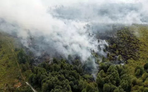 Rauchschwaden ziehen über den großen Waldbrand im Hohen Venn hinweg. - Foto: Kevin Schößler/dpa