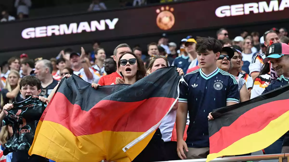 Dürfen in der Nations League wieder auf Stehplätze: Fans der deutschen Nationalmannschaft. (Archiv)   - Bild: Federico Gambarini/dpa