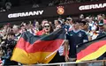 Dürfen in der Nations League wieder auf Stehplätze: Fans der deutschen Nationalmannschaft. (Archiv)   - Foto: Federico Gambarini/dpa