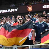 Dürfen in der Nations League wieder auf Stehplätze: Fans der deutschen Nationalmannschaft. (Archiv)   - Foto: Federico Gambarini/dpa