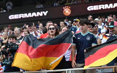 Dürfen in der Nations League wieder auf Stehplätze: Fans der deutschen Nationalmannschaft. (Archiv)   - Foto: Federico Gambarini/dpa