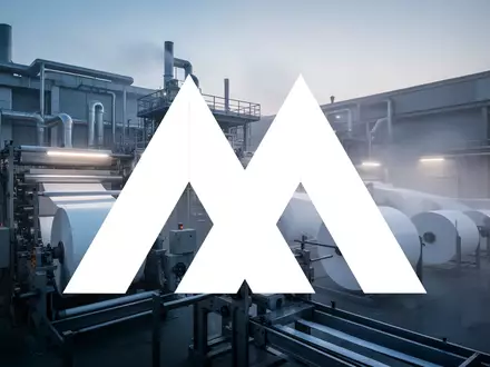 Moderne, minimalistische industrielle Papierfabrik in der Morgendämmerung mit atmosphärischer Beleuchtung. - Foto: über boerse-global.de