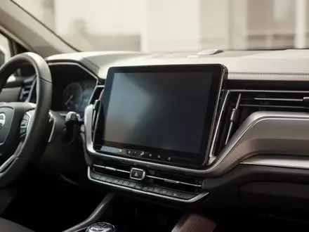 Innenraum eines modernen SUVs mit Fokus auf das Infotainment-Display des Armaturenbretts bei natürlichem Tageslicht. - Foto: über boerse-global.de