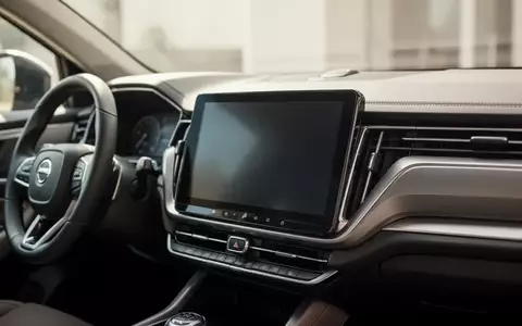 Innenraum eines modernen SUVs mit Fokus auf das Infotainment-Display des Armaturenbretts bei natürlichem Tageslicht. - Foto: über boerse-global.de