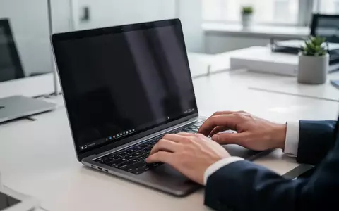 Nahaufnahme einer Person an einem modernen Laptop in einem hellen Büro, Fokus auf die professionelle Arbeitsumgebung. - Foto: über boerse-global.de
