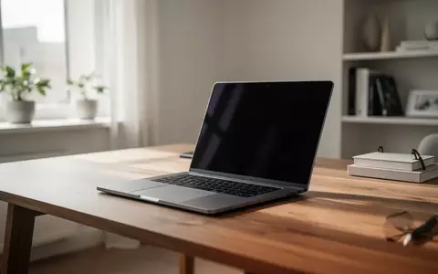 Ein moderner, minimalistischer Arbeitsplatz mit einem Laptop auf einem Schreibtisch in einem hellen Büro. - Foto: über boerse-global.de