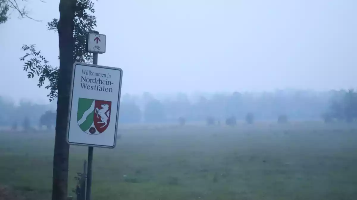 Dichter Rauch im deutsch-belgischen Grenzgebiet durch den Brand im Hohen Venn - Bild: Sascha Thelen/dpa
