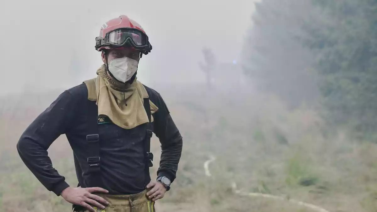 Ein Feuerwehrmann bei den Löscharbeiten im Hohen Venn - Bild: Nicolas Lambert//dpa