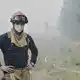 Ein Feuerwehrmann bei den Löscharbeiten im Hohen Venn - Bild: Nicolas Lambert//dpa