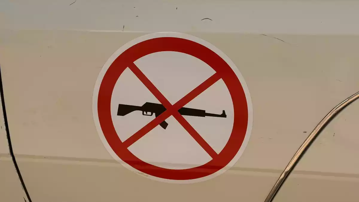 Fahrzeuge und Büros von Hilfsorganisationen machen deutlich: Es gibt hier keine Waffen - eine Garantie für mehr Sicherheit bedeutet das nicht. (Archivbild) - Bild: Eva Krafczyk/dpa