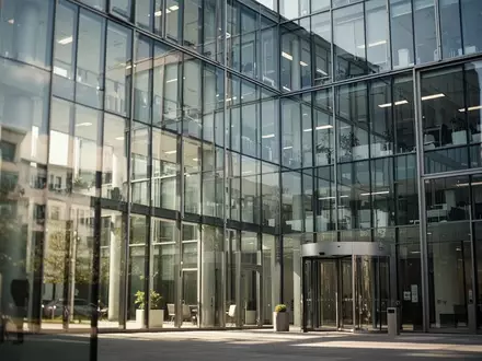 Moderne Büroarchitektur in Deutschland bei Tageslicht als Symbol für den Arbeitsplatz und rechtliche Rahmenbedingungen. - Foto: über boerse-global.de