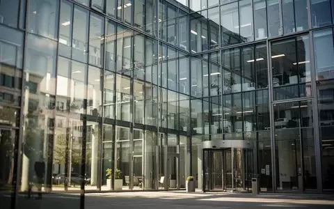 Moderne Büroarchitektur in Deutschland bei Tageslicht als Symbol für den Arbeitsplatz und rechtliche Rahmenbedingungen. - Foto: über boerse-global.de