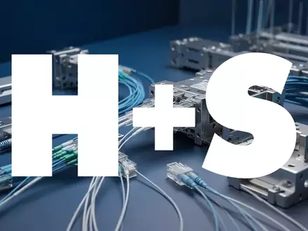 Abstrakte Darstellung von Hochtechnologie-Komponenten und industrieller Vernetzung in professioneller Studio-Beleuchtung. - Foto: über boerse-global.de