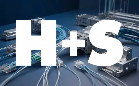Abstrakte Darstellung von Hochtechnologie-Komponenten und industrieller Vernetzung in professioneller Studio-Beleuchtung. - Foto: über boerse-global.de