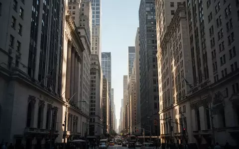 Blick auf die Architektur im New Yorker Finanzviertel bei natürlichem Tageslicht. - Foto: über boerse-global.de
