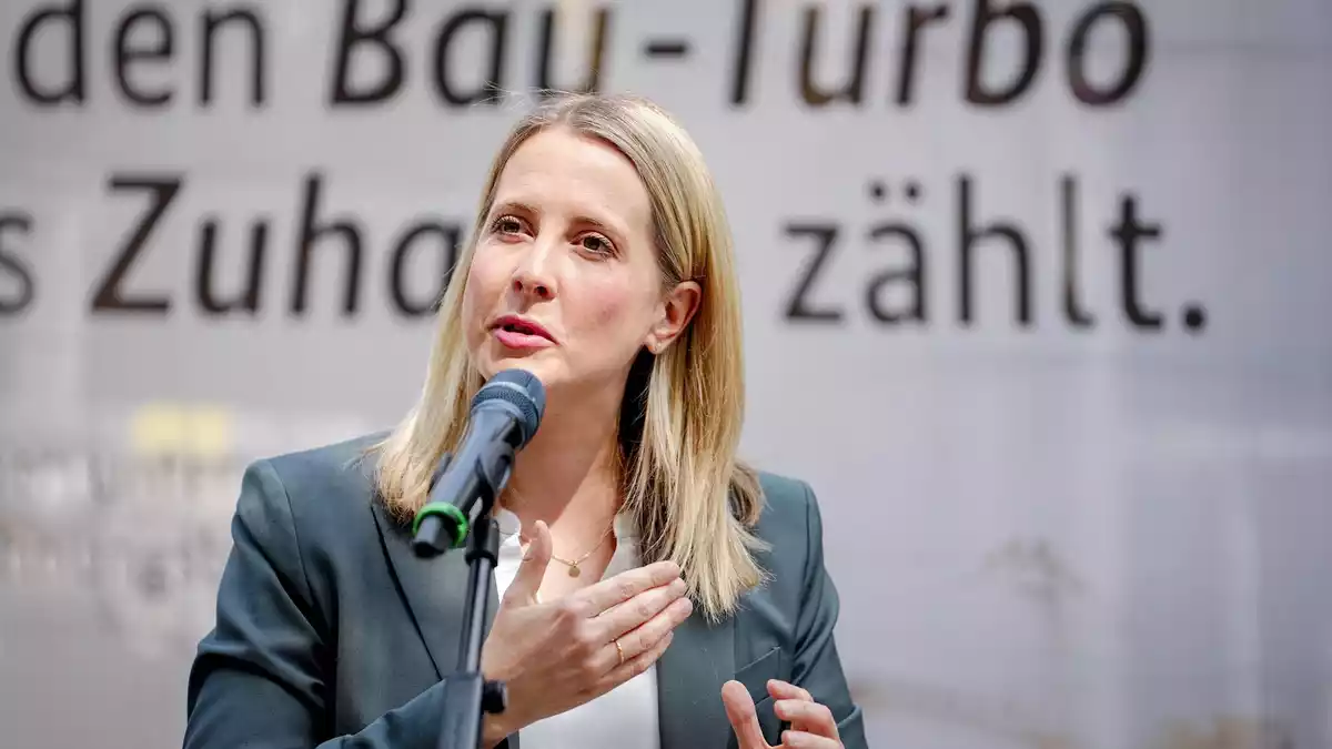 Bauministerin Hubertz will den Wohnungsbau beschleunigen. (Archivbild) - Bild: Kay Nietfeld/dpa