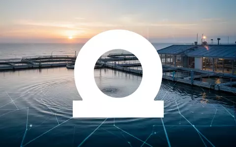 Moderne, nachhaltige Aquakultur an einem ruhigen Meer bei Sonnenaufgang, symbolisierend für die Fischereiindustrie. - Foto: über boerse-global.de