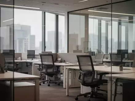 Ein leerer, moderner Büroraum mit unbesetzten Schreibtischen und Stühlen bei Tageslicht. - Foto: über boerse-global.de