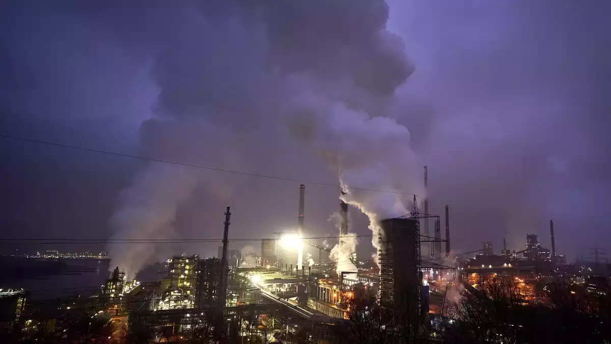 Steigende Energiepreise wegen des Krieges im Nahen Osten bremsen den Aufschwung in Deutschland aus. (Illustration) - Bild: Bernd Thissen/dpa