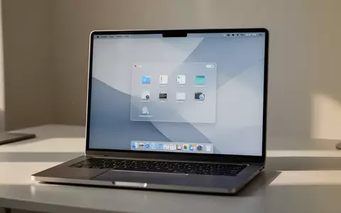 Ein moderner Laptop-Bildschirm auf einem Schreibtisch zeigt die Benutzeroberfläche von macOS mit Fokus auf Design-Elemente. - Foto: über boerse-global.de