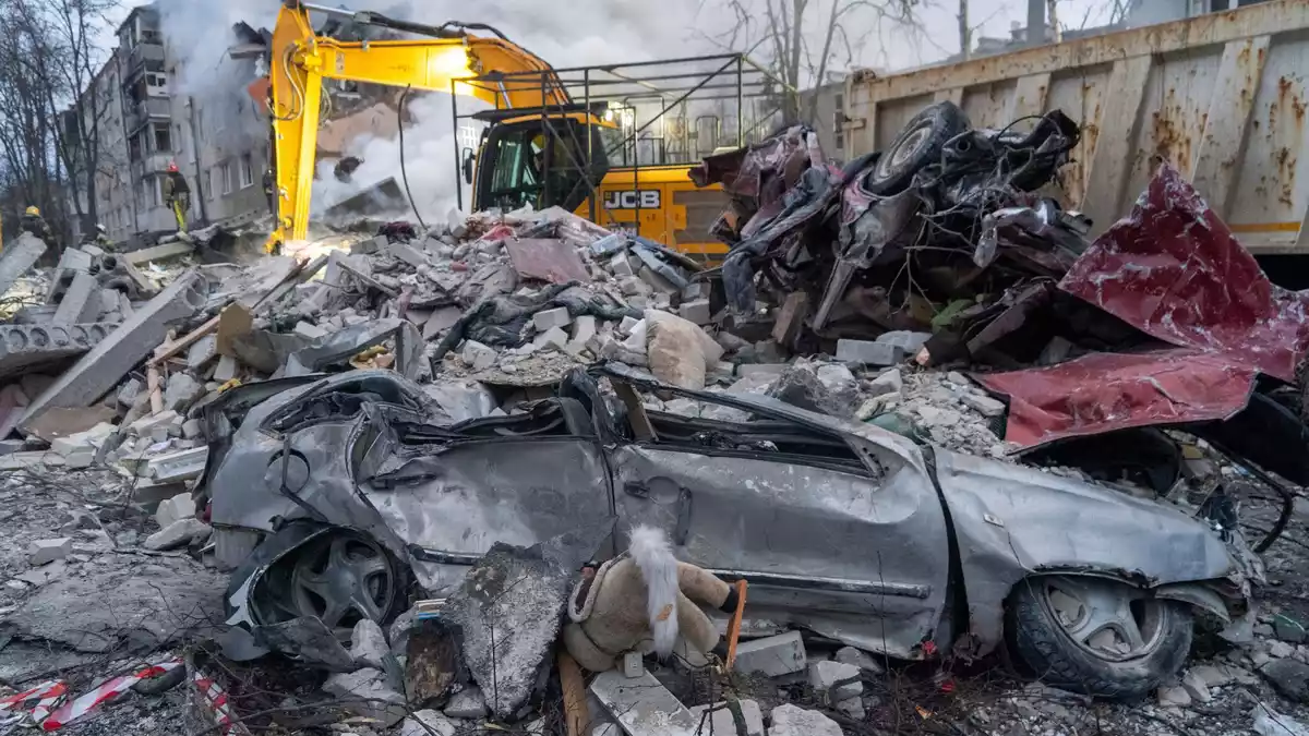 Bei russischen Angriffen auf die grenznahe Region Charkiw gibt es immer wieder viele zivile Opfer. (Archivbild) - Bild: Andrii Marienko/AP/dpa