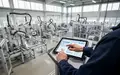 Ein Facharbeiter in einer modernen deutschen Industriehalle nutzt ein digitales Tablet zur Steuerung automatisierter Anlagen. - Foto: über boerse-global.de