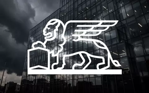 Moderne Glasfassade eines Bürogebäudes unter einem stürmischen Himmel als Symbol für den Finanzsektor. - Foto: über boerse-global.de