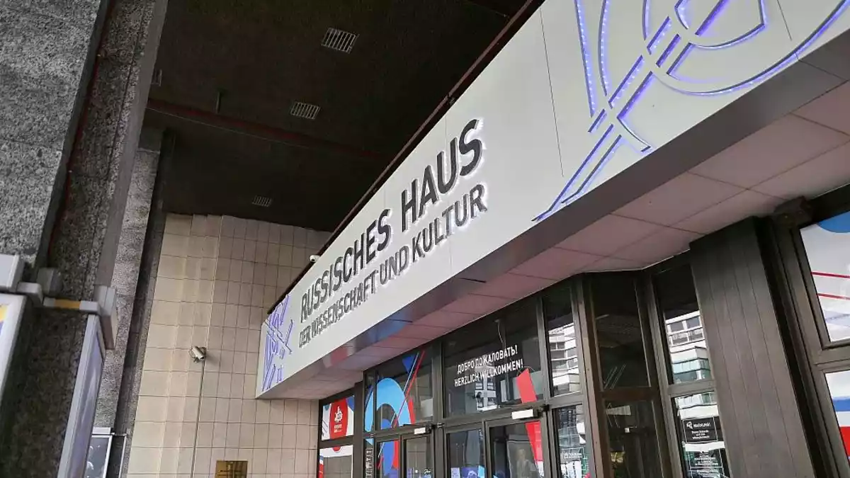 Digitalministerium verteidigt Außenstelle neben Russischem Haus
