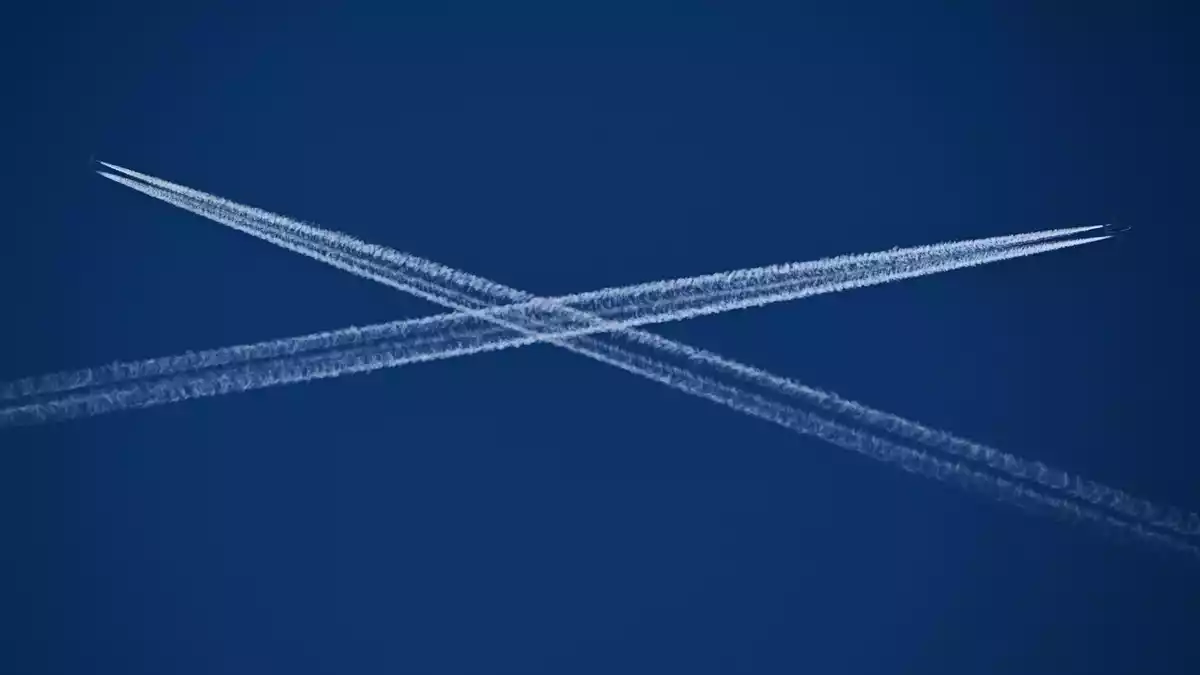 Kondensstreifen können Schleierwolken erzeugen, die zur Erderwärmung beitragen. (Symbolbild)  - Bild: Arne Dedert/dpa