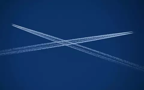 Kondensstreifen können Schleierwolken erzeugen, die zur Erderwärmung beitragen. (Symbolbild)  - Foto: Arne Dedert/dpa