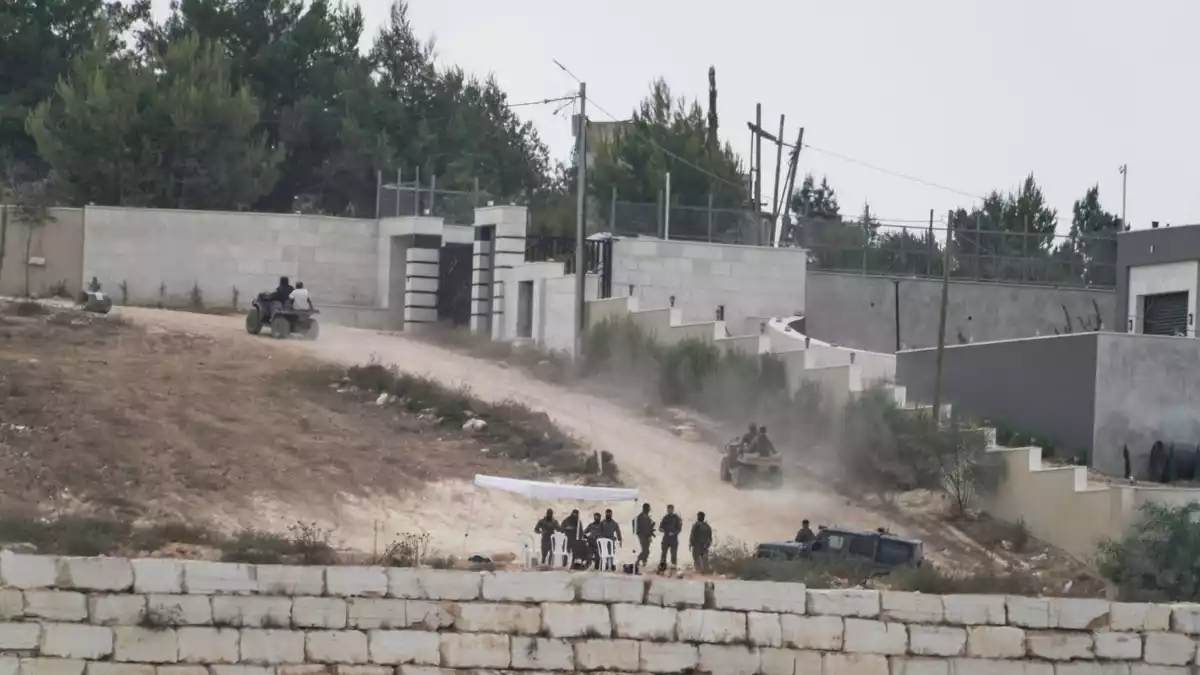 Eine Einheit der Armee patrouilliert in Kusra im besetzten Westjordanland. In der Nähe stehen Häuser einer palästinensischen Familie, die von israelischen Siedlern belagert werden. (Archivbild) - Bild: Majdi Mohammed/AP/dpa