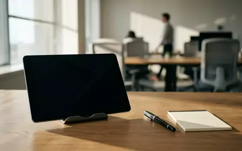 Ein moderner Büroarbeitsplatz mit einem digitalen Zeiterfassungsgerät und einem Füllfederhalter bei natürlichem Licht. - Foto: über boerse-global.de