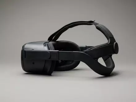 Fotorealistische Studioaufnahme von VR-Headset zum Thema Pimax Dream Air VR-Headset, klare Lichtfuehrung - Foto: THN